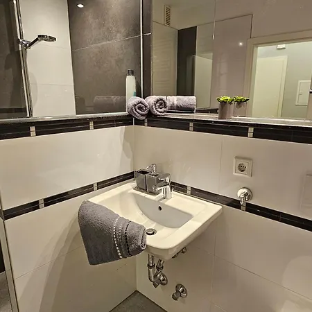 Cozy Terrace Near Duesseldorf Messe-fair & Airport I 15 Min Appartement *